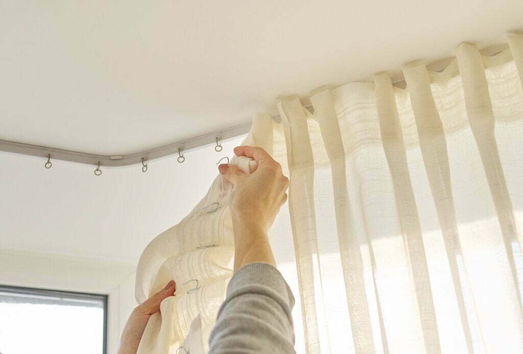 curtain fixing & installation dubai