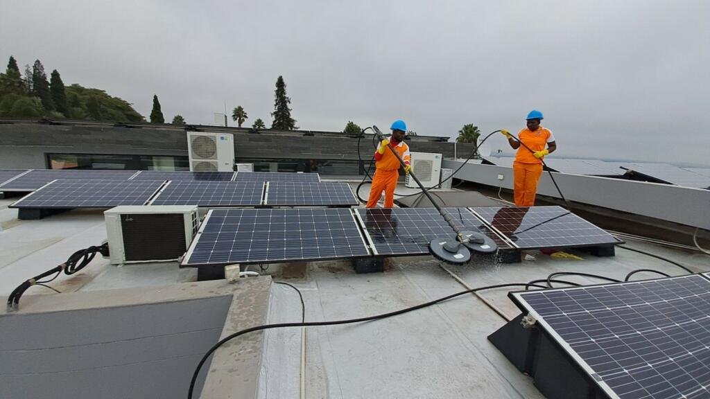 solar panel cleaning services dubai by dubaiclean (1)